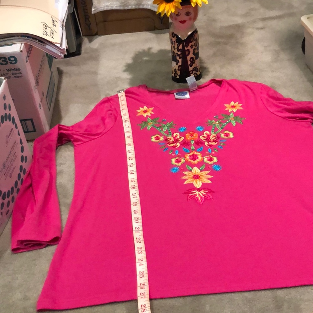 Beautiful embroidered V-neck top 1X hand washable - Picture 10 of 12